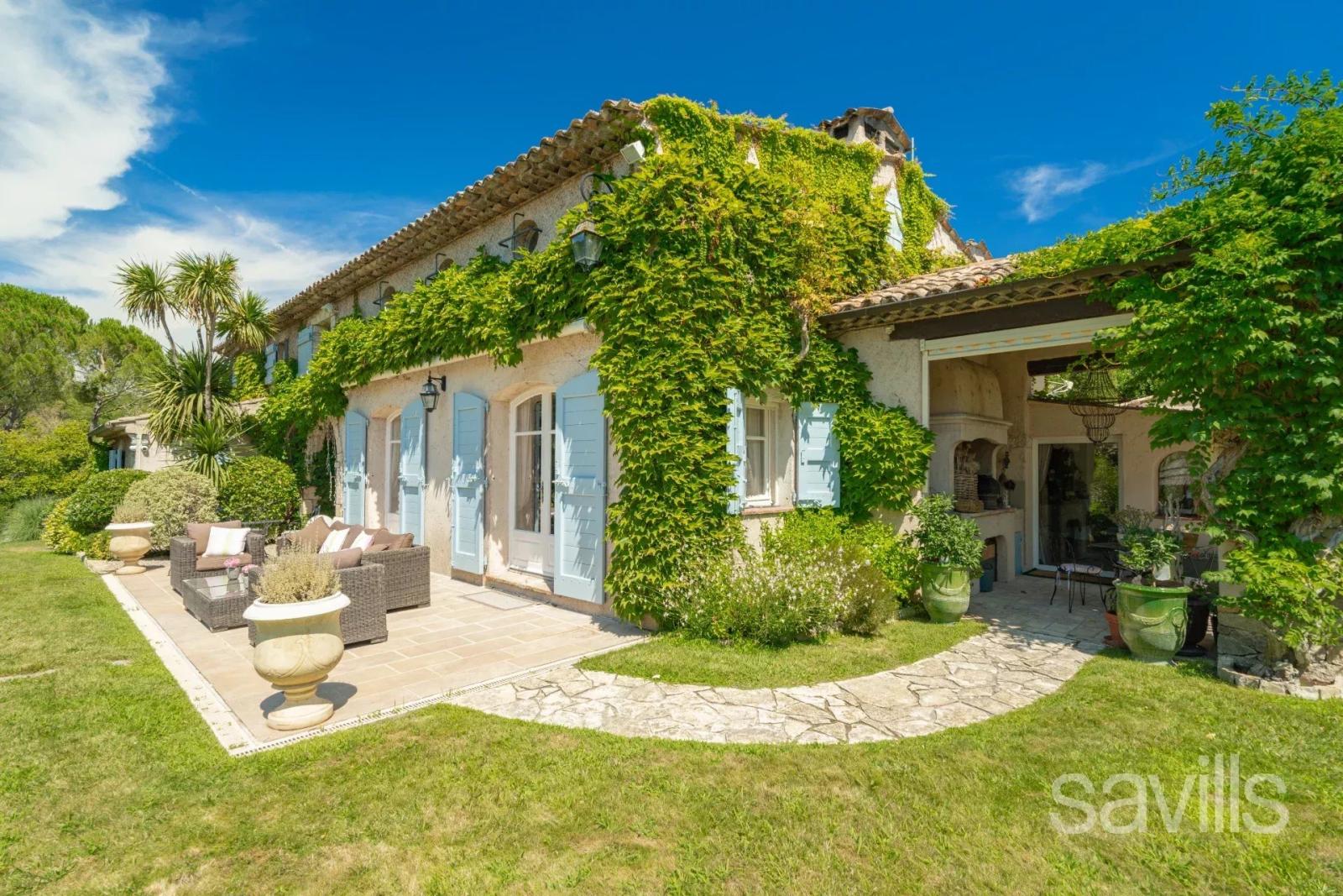 Villa provençale dans un domaine privé.