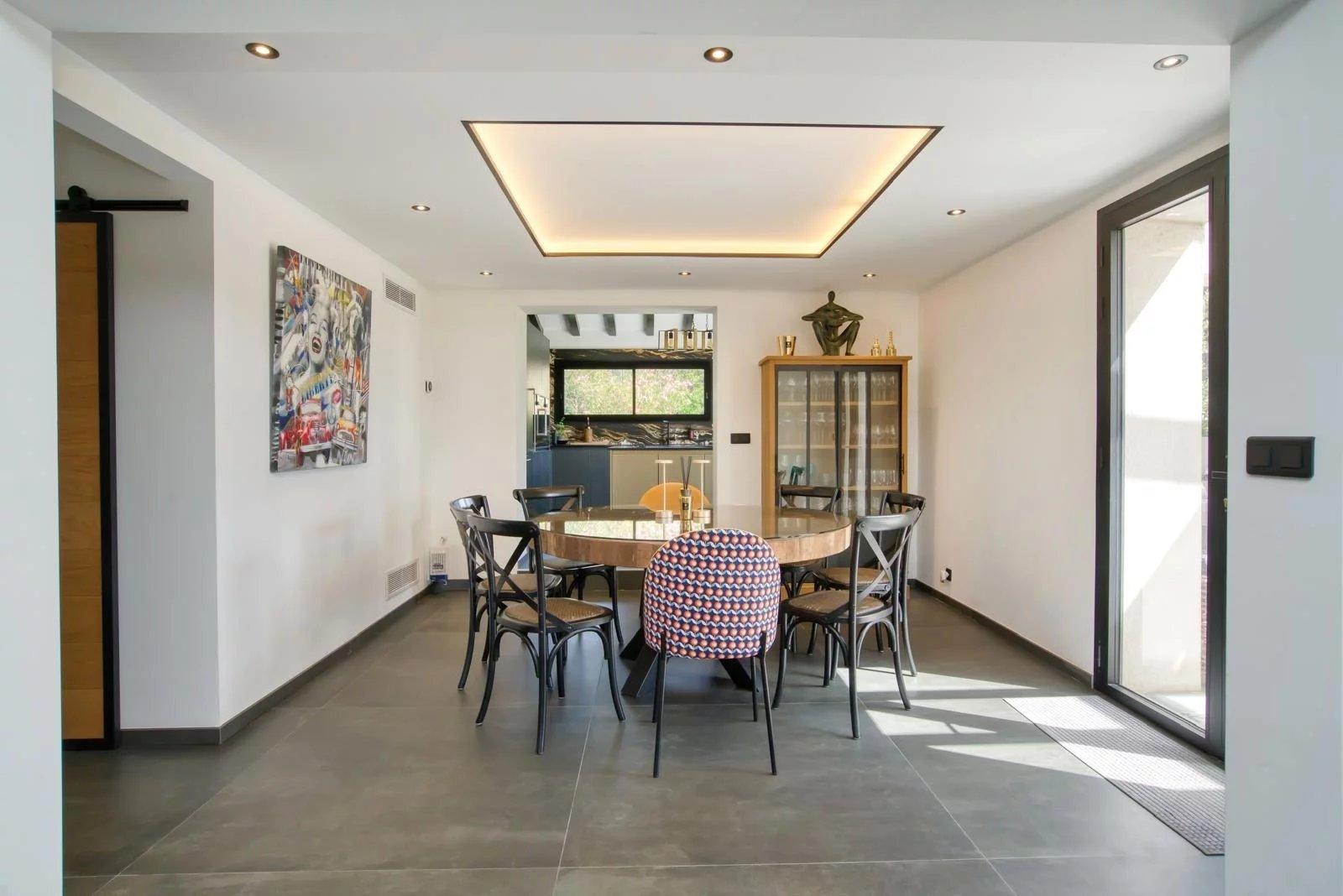 Villa rénovée à vendre à pied des plages à Grimaud