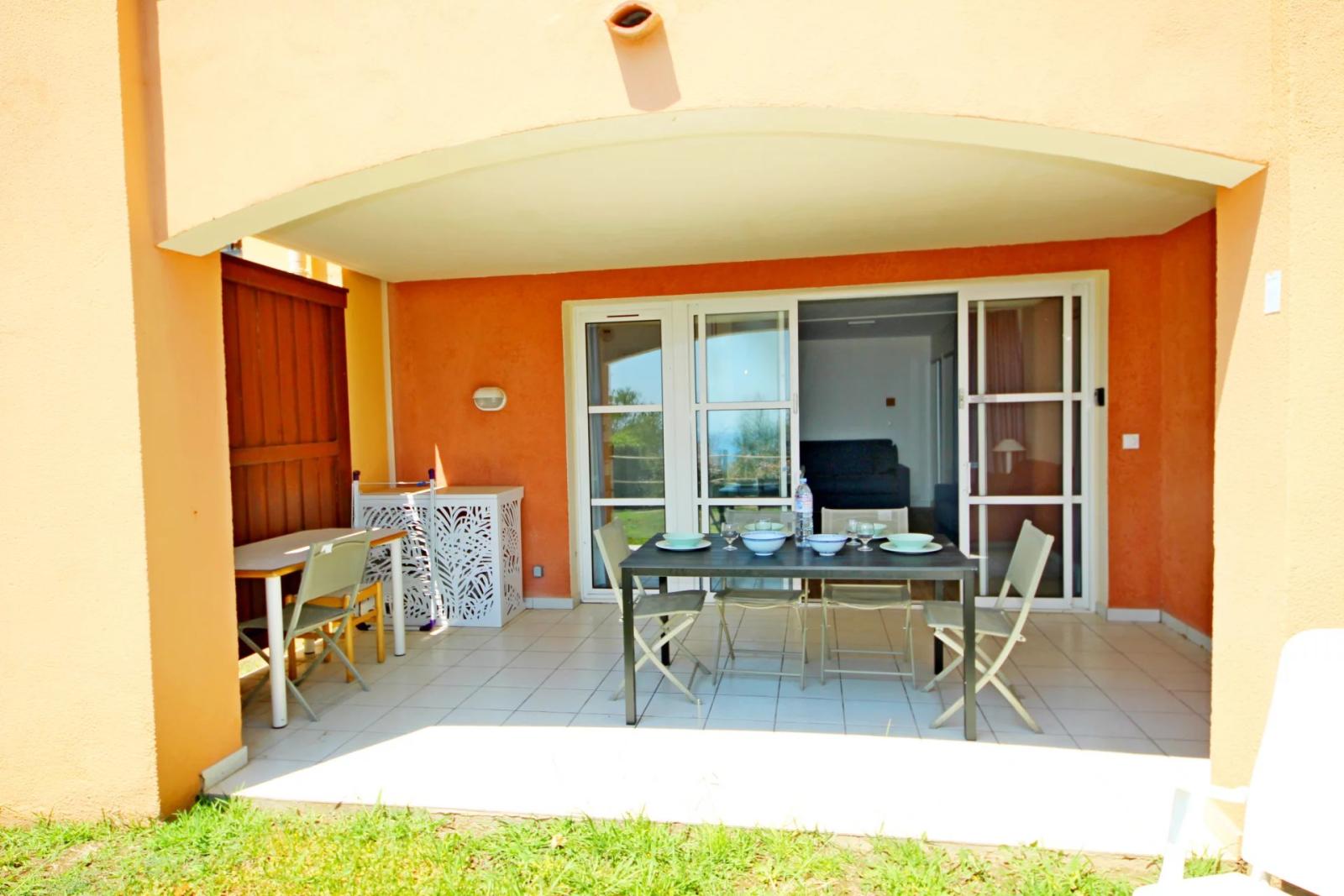 SOUS OFFRE AGAY CAP ESTEREL LE HAMEAU. DEUX PIECES REZ DE JARDIN VUE MER