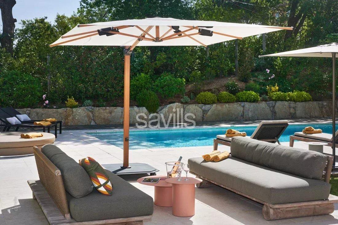 Élégante villa avec piscine, jardin et jacuzzi, à pied du centre de Saint-Tropez