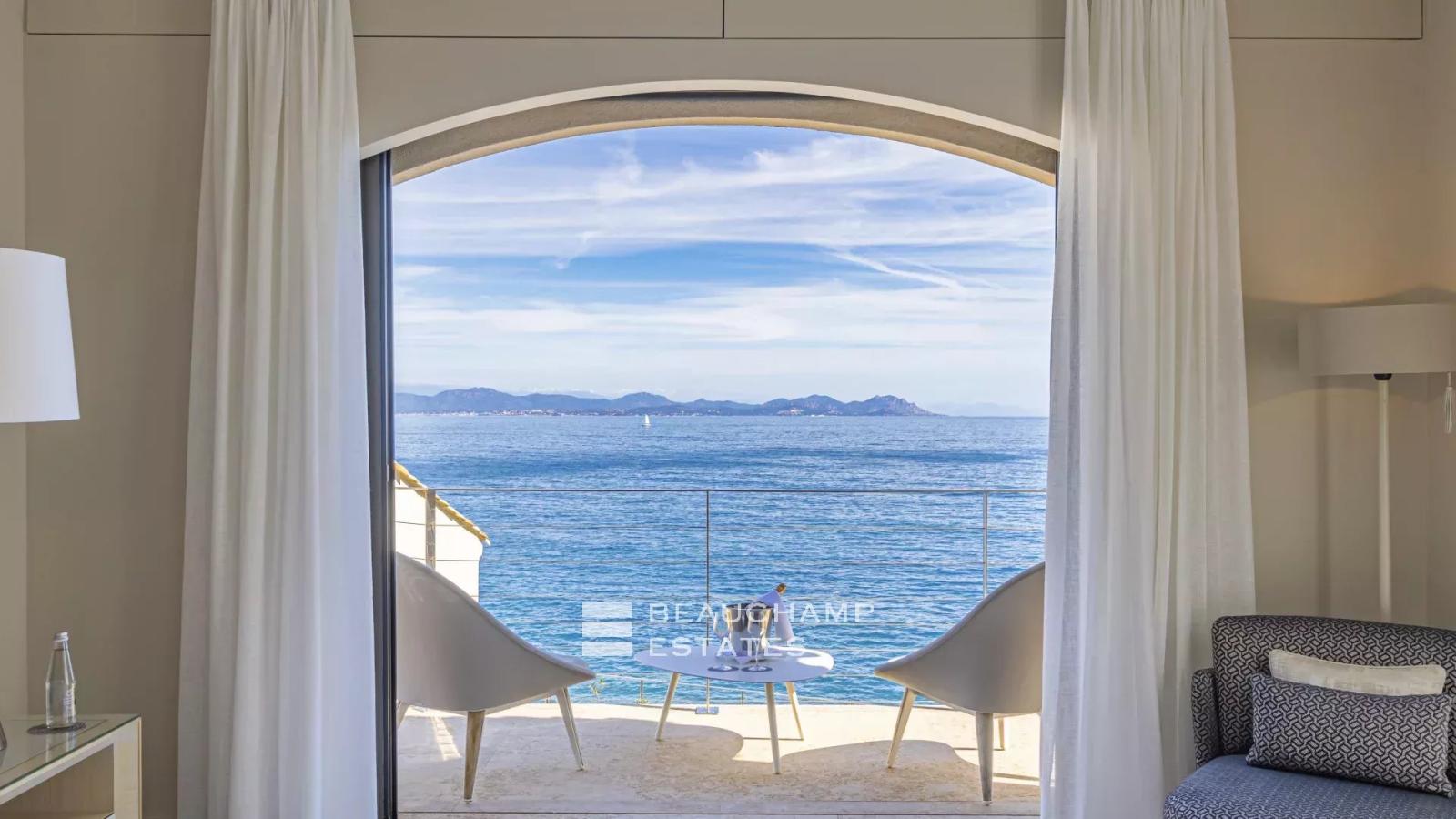 Villa pieds dans l'eau au coeur du domaine des Parcs de Saint-Tropez