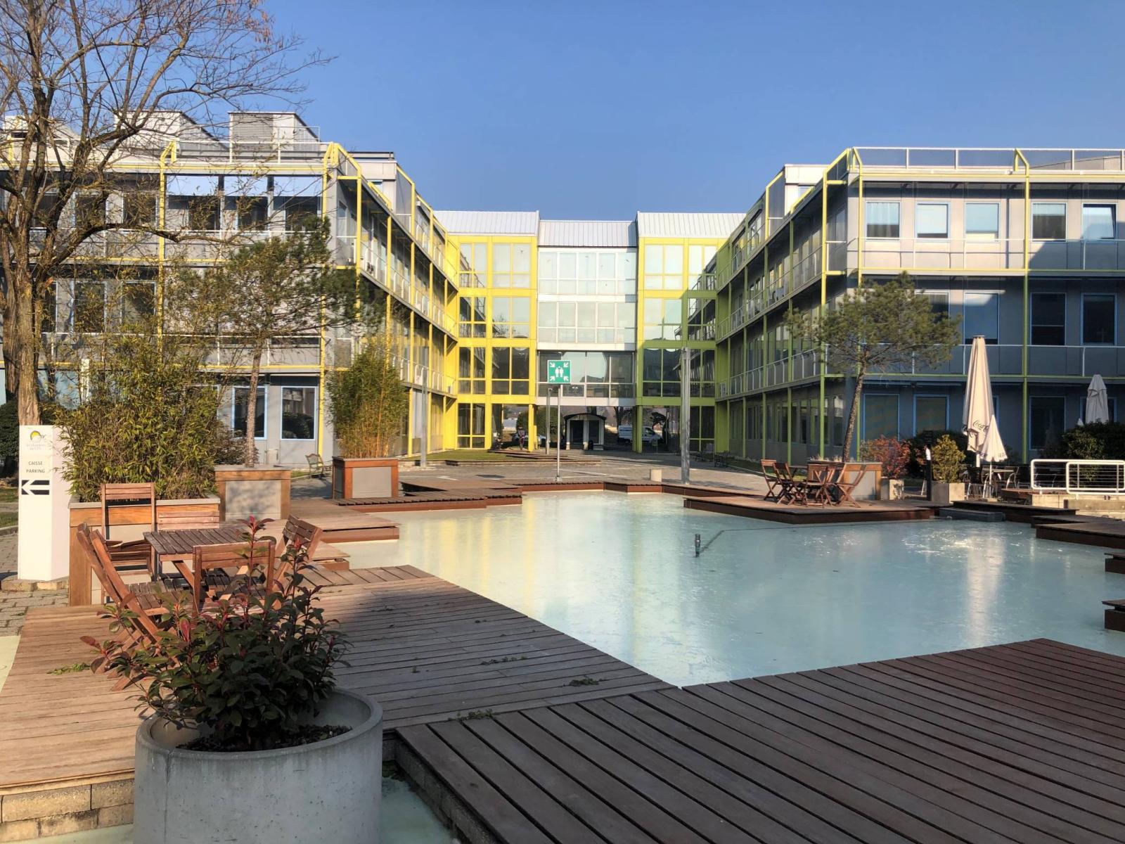 Plan-les-Ouates surface de 430 m2 avec une terrasse
