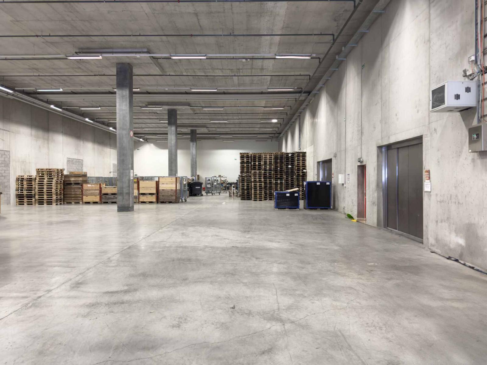 Magnifique dépôt Logistique de 2'157m² avec Quais de Déchargement