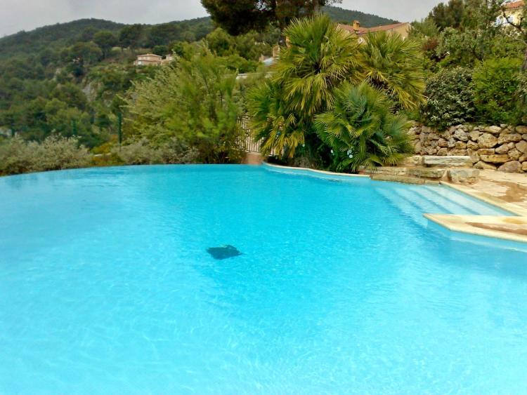 ACHAT SAINT RAPHAEL LE DRAMONT: confortable appartement trois pièces en rez-de-jardin cloturé. Commerces, plage et commodités à pieds