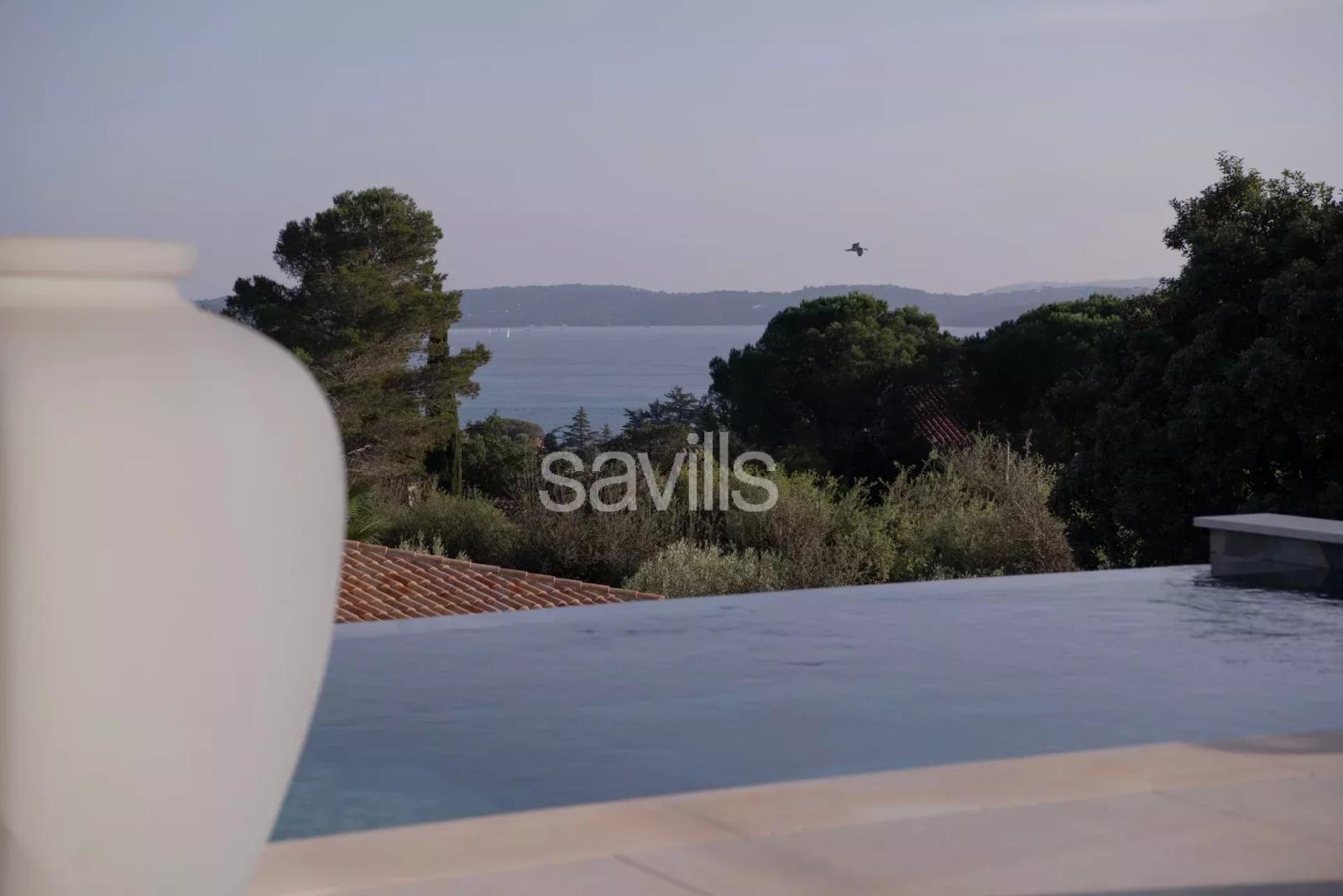 Villa contemporaine avec piscine à débordement et vue mer