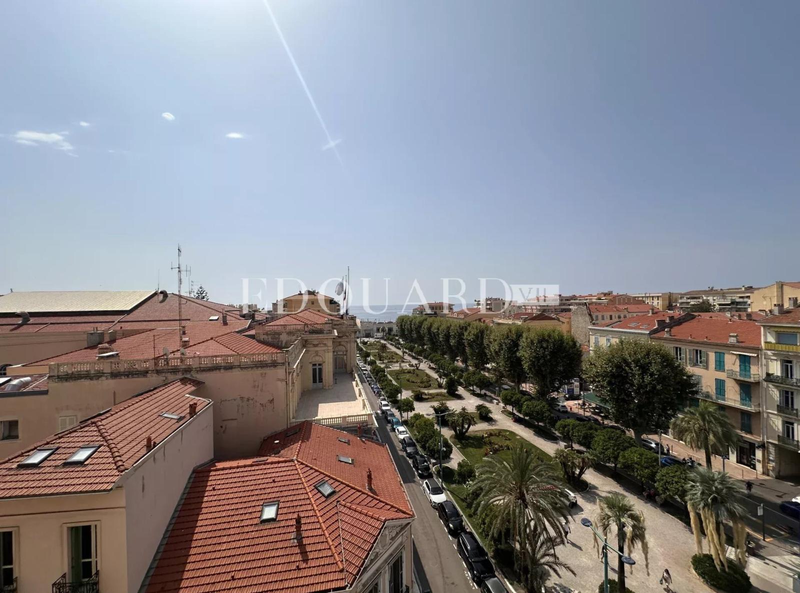 Vaste trois pièces à vendre avec belle vue sur la ville jusqu’à la mer, en plein centre de Menton