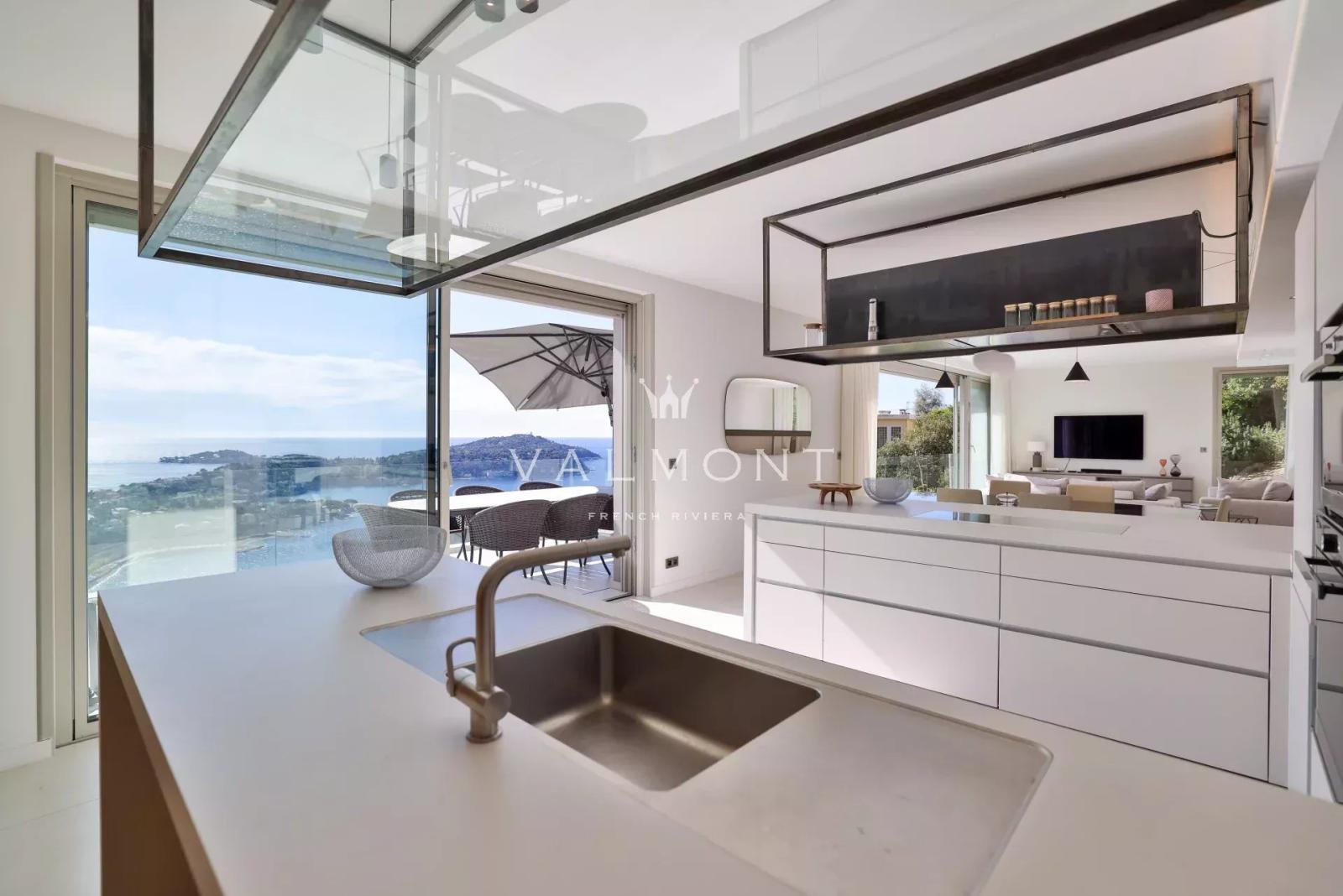 VILLA CONTEMPORAINE AVEC VUE PANORAMIQUE SUR LA MER