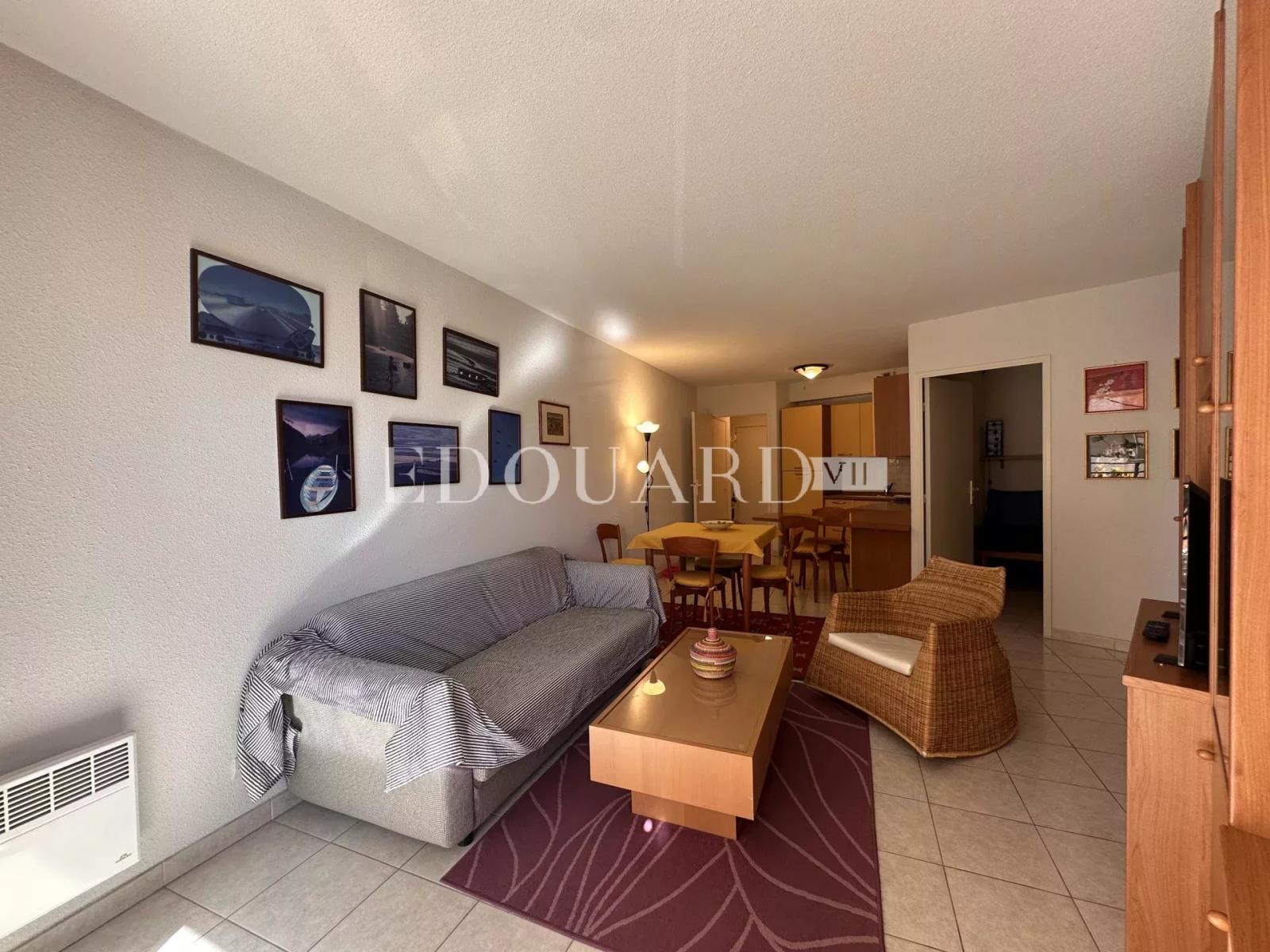 En exclusivité beau deux pièces en parfait état avec spacieux balcon, jolie échappée mer et garage