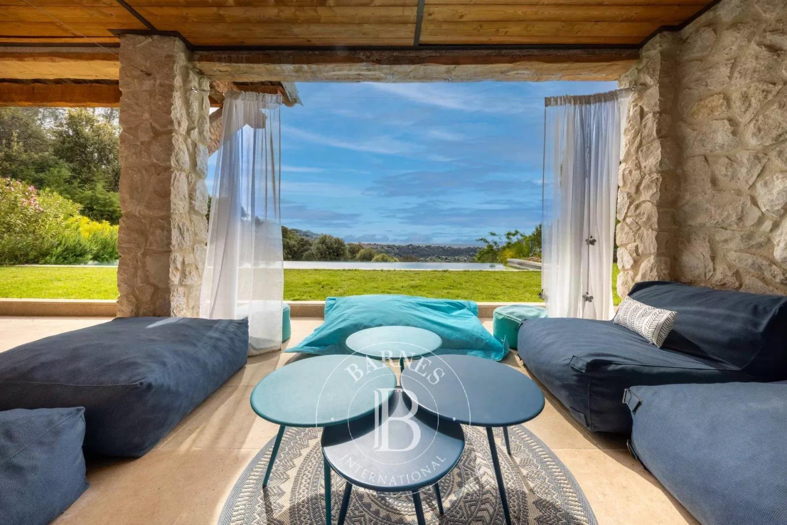 Propriété en pierres rénovée avec vue panoramique sur la mer et le village de Saint-Paul-de-Vence