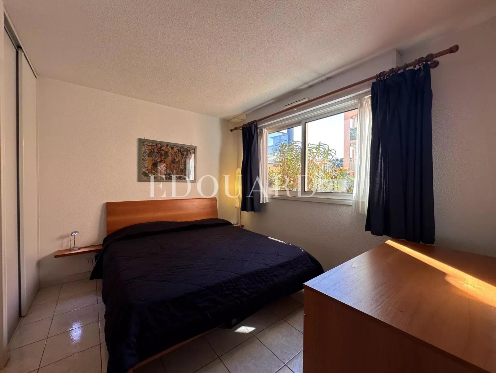 En exclusivité beau deux pièces en parfait état avec spacieux balcon, jolie échappée mer et garage