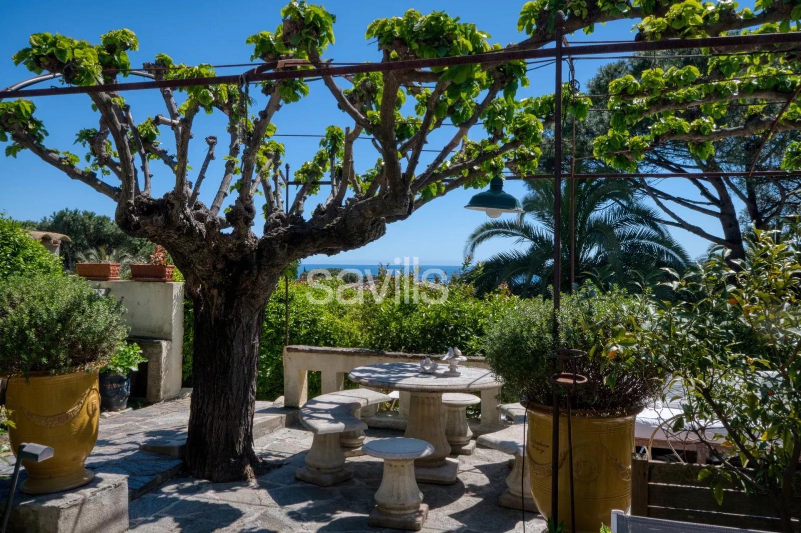 Maison de charme offrant 8 chambres avec vue mer et piscine à Saint-Tropez