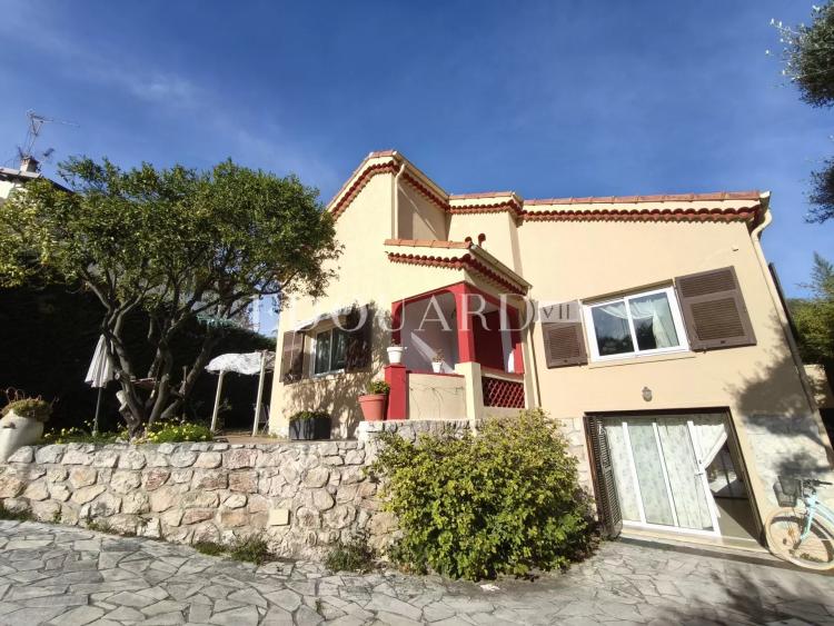 Villa indépendante à vendre, en excellent état avec piscine, jardin plat et vaste parking extérieur