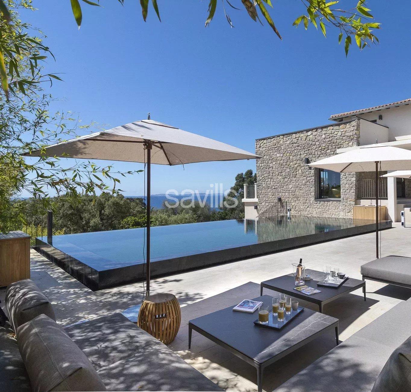 Villa contemporaine haut de gamme surplombant la mer