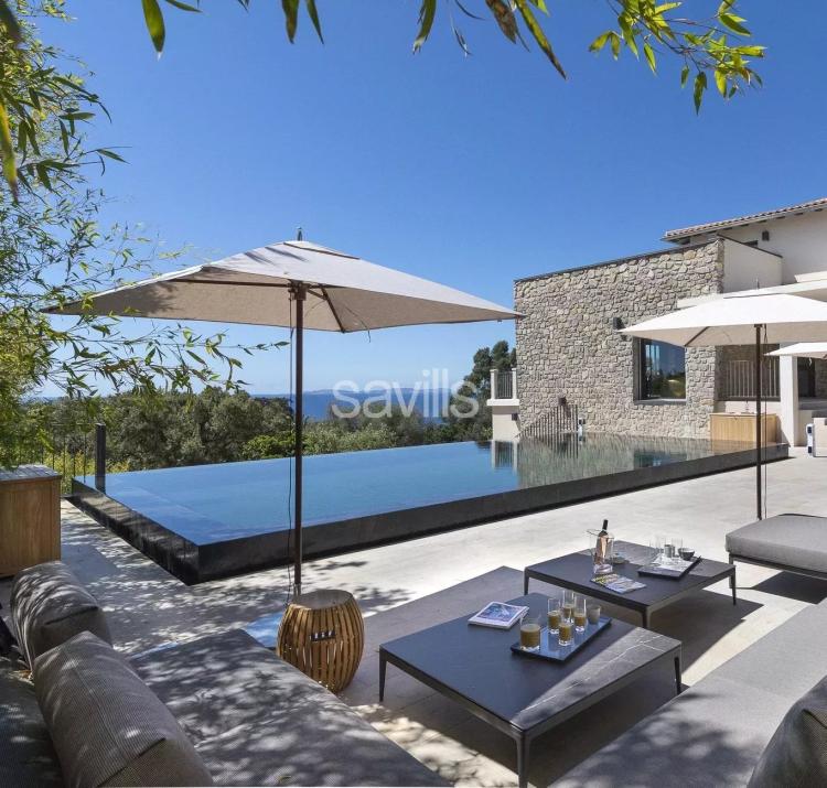 Villa contemporaine haut de gamme surplombant la mer