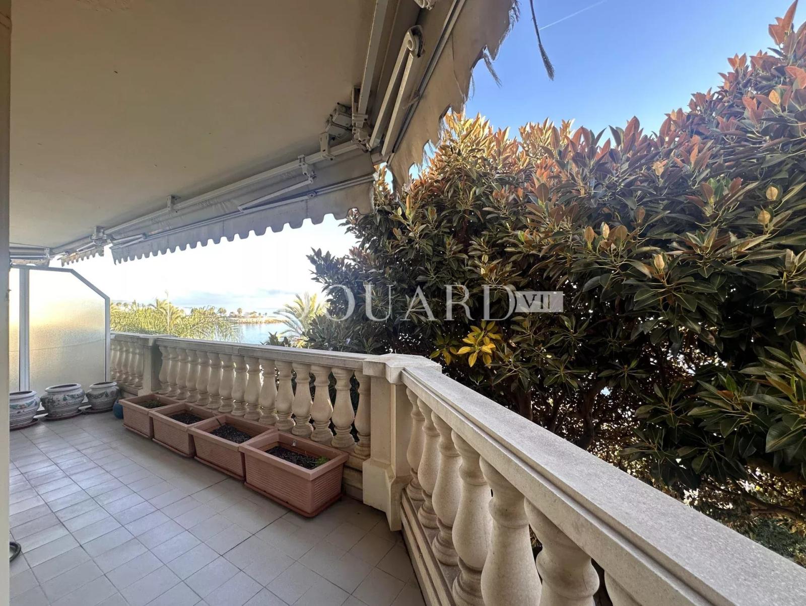 Dans résidence de luxe, deux pièces avec terrasse, balcon, belle vue mer,  cave et parking en sous-sol