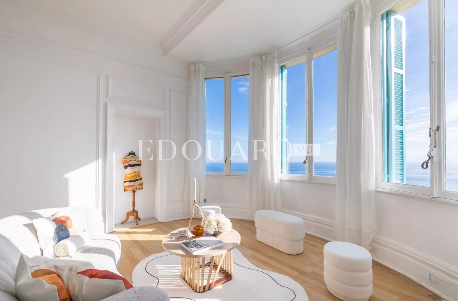 Superbe trois pièces avec splendide vue mer panoramique, en avant dernier étage d'un magnifique immeuble classé