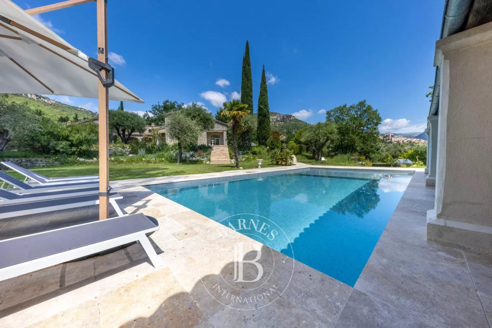 Propriété de charme en pierres avec vue collines et village – Le Bar Sur Loup