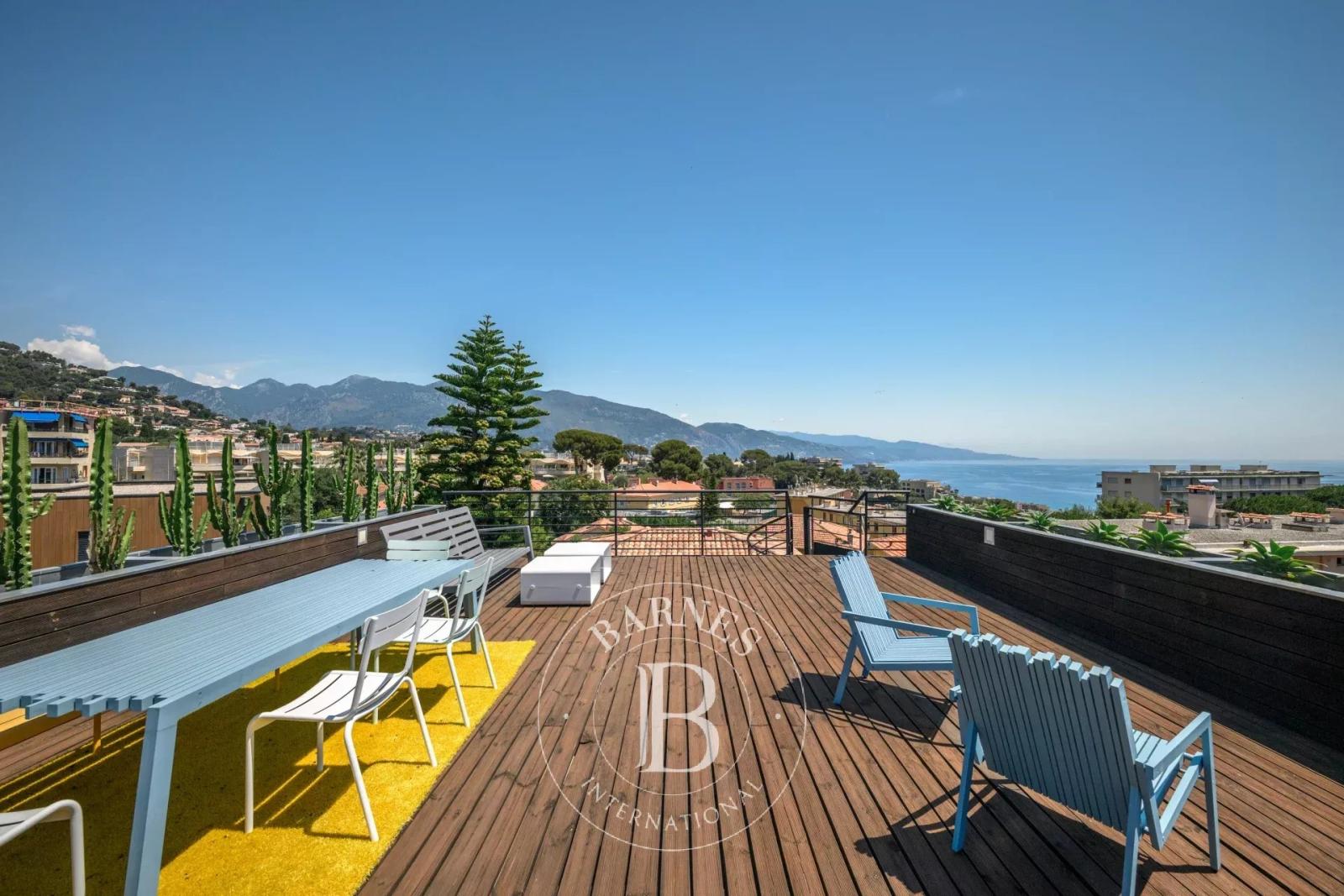 ROQUEBRUNE-CAP-MARTIN - PROCHE CAP MARTIN - VILLA CONTEMPORAINE DE 242 M² - VUE MER, PISCINE ET APPARTEMENT INDÉPENDANT