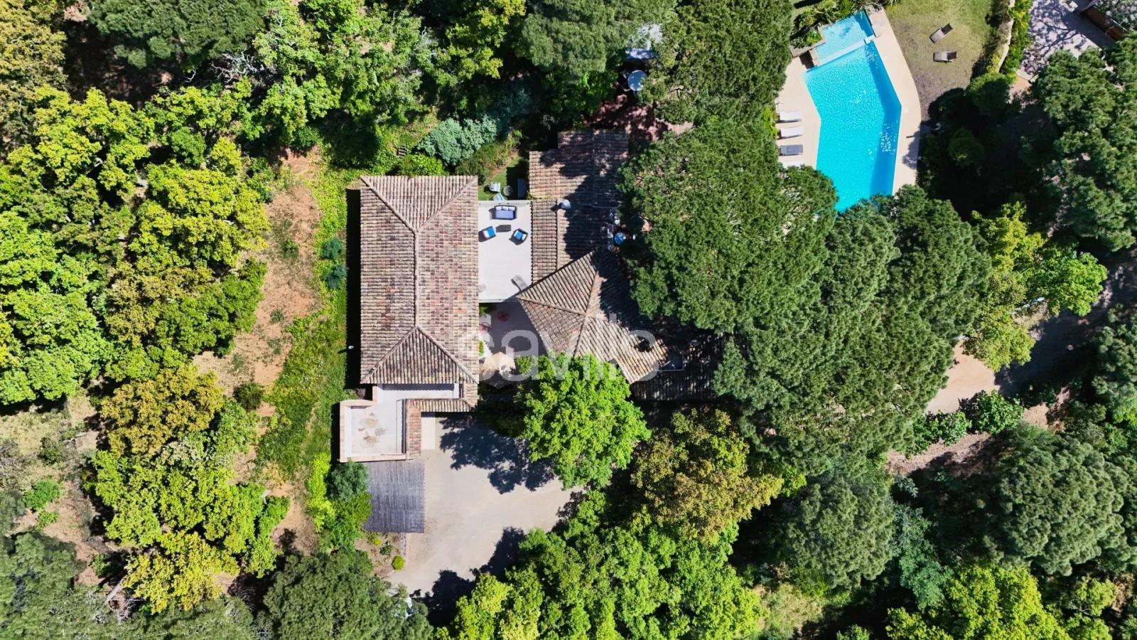 Villa contemporaine six chambres et piscine chauffée