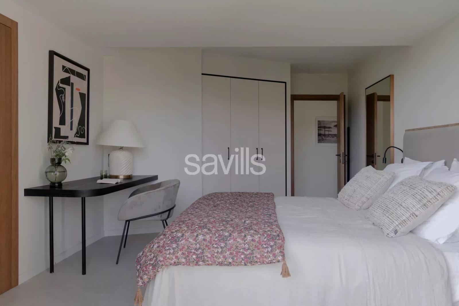 Villa contemporaine avec piscine à débordement et vue mer