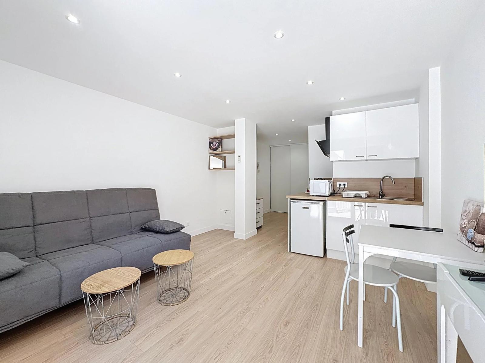 CANNES CENTRE STUDIO 25m2 TERRASSE RENOVE