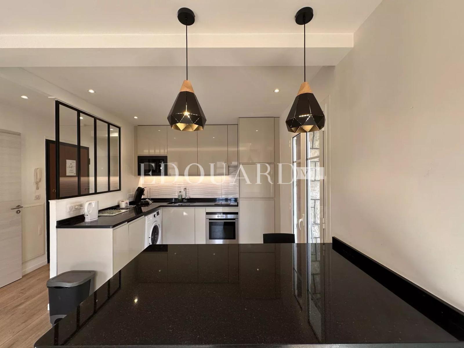 Sur la commune de Roquebrune Cap Martin, superbe deux pièces entièrement rénové avec balcon