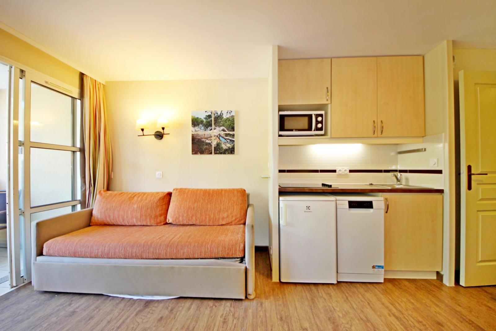 SOUS OFFRE AGAY CAP ESTEREL LE VILLAGE 2 PIECES PREMIER ETAGE. TERRASSE COUVERTE EN ANGLE