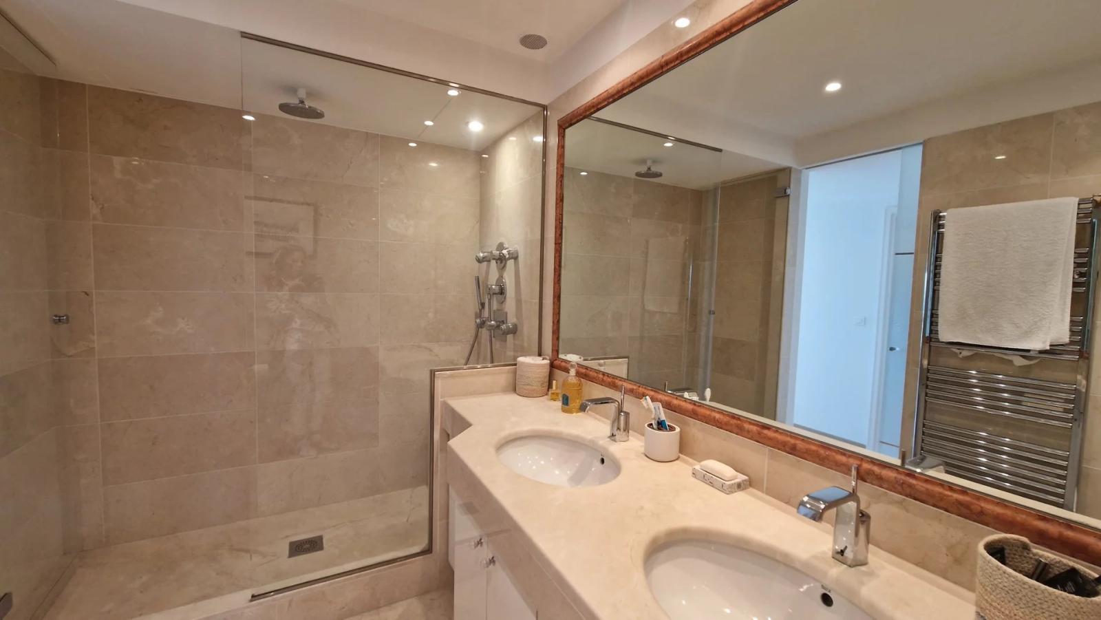 LE CANNET - GRAND APPARTEMENT T4 TRAVERSANT - PLEINE VUE MER