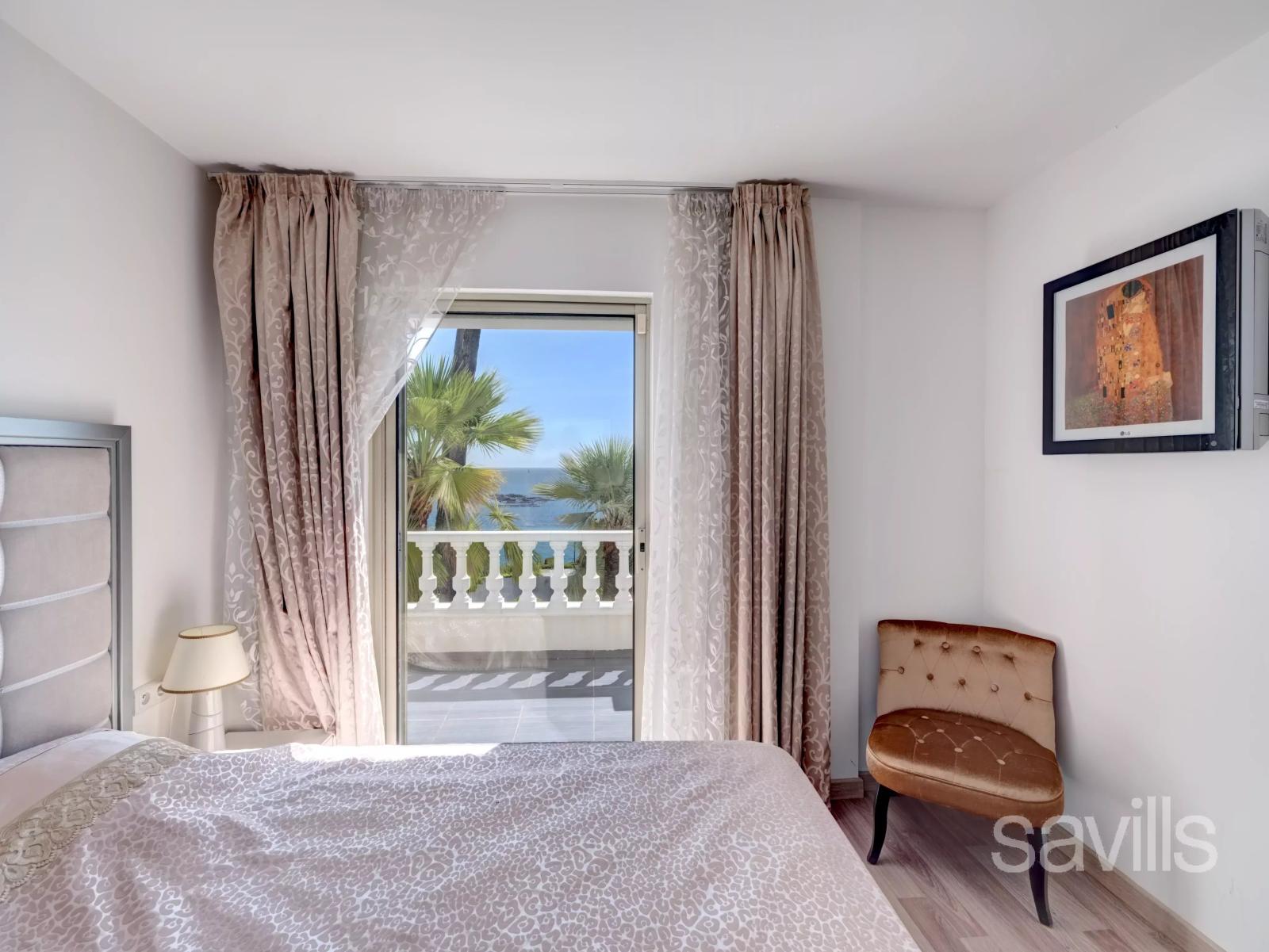 Récemment rénovée - vue carte postal sur mer et palmiers