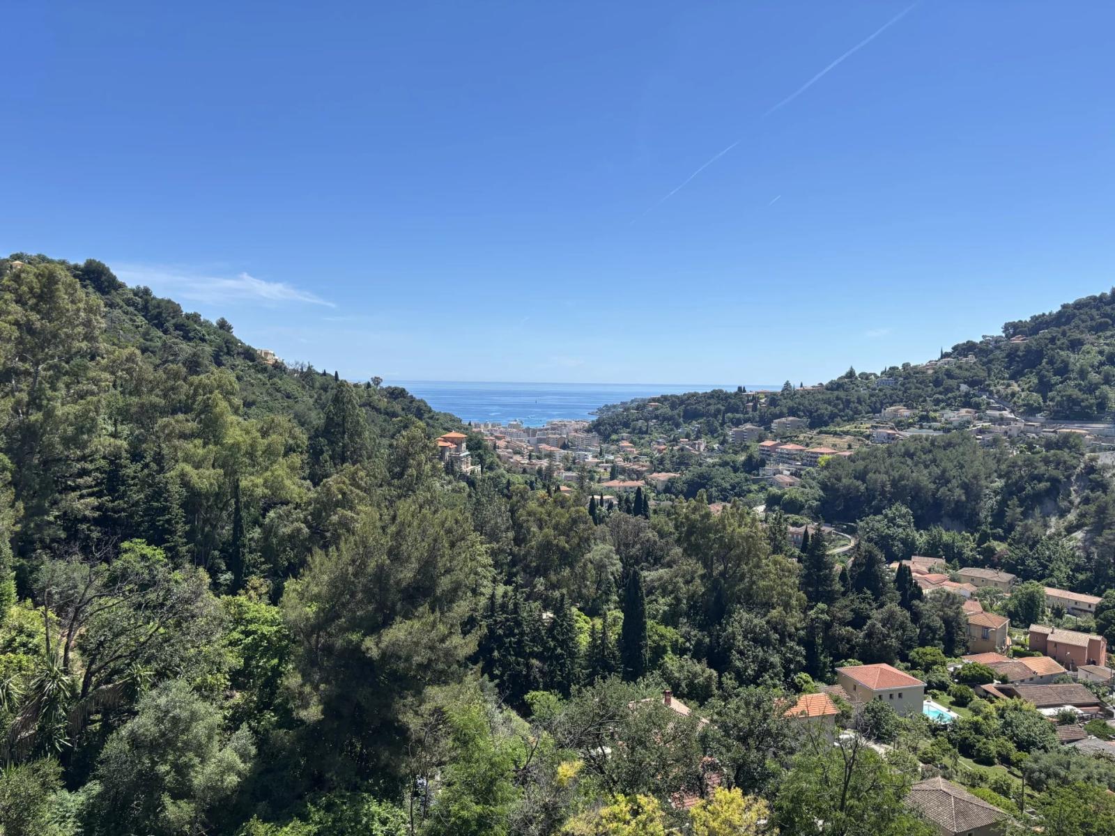 Trois pièces en bon état avec jolie terrasse, belle vue panoramique jusqu'à la mer, cave, possibilité garage