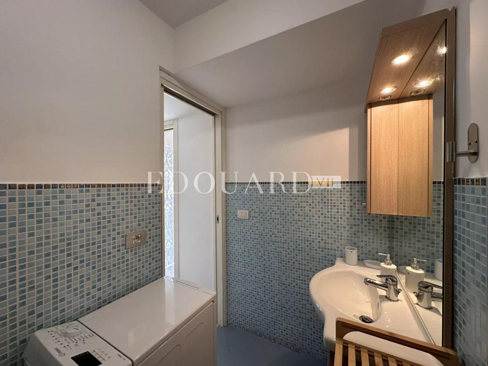 En exclusivité deux pièces en bon état avec terrasse, dans bel immeuble recent en plein centre de Menton
