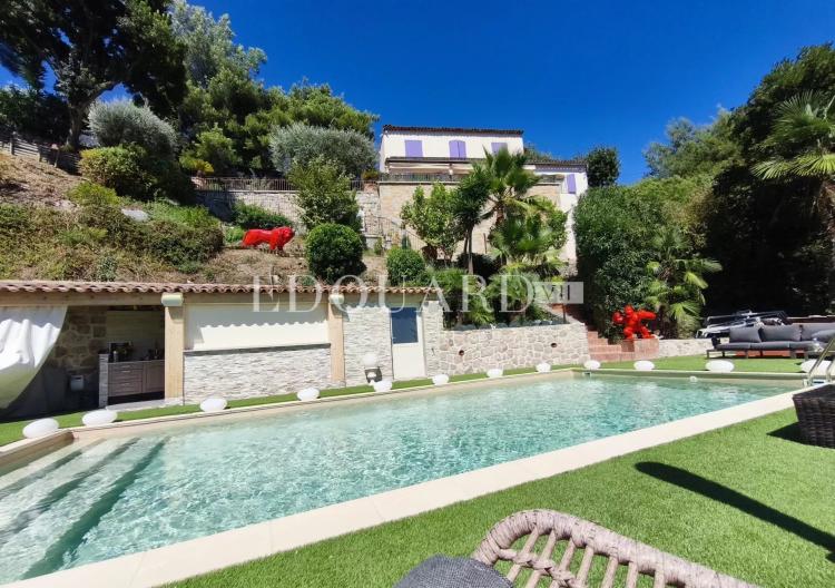 Splendide propriété de 300 m² en excellent état avec home cinéma, superbe piscine et pool house