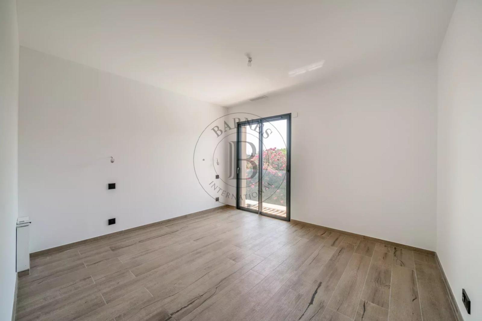 MOUGINS - VILLA NEUVE CONTEMPORAINE