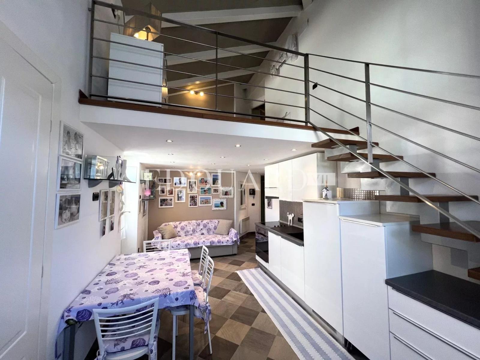 En exclusivité petit trois pièces en très bon état avec deux chambres en mezzanine, proche commerces et écoles