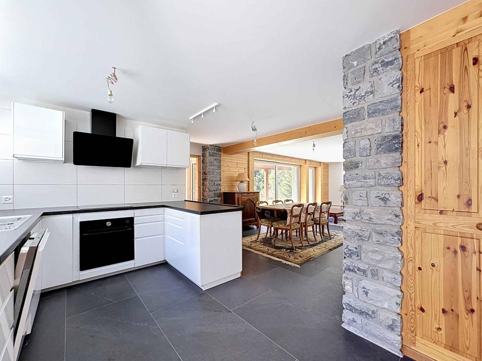 CHALET DE 15,5 PIÈCES
COMPOSÉ DE TROIS APPARTEMENTS INDÉPENDANTS