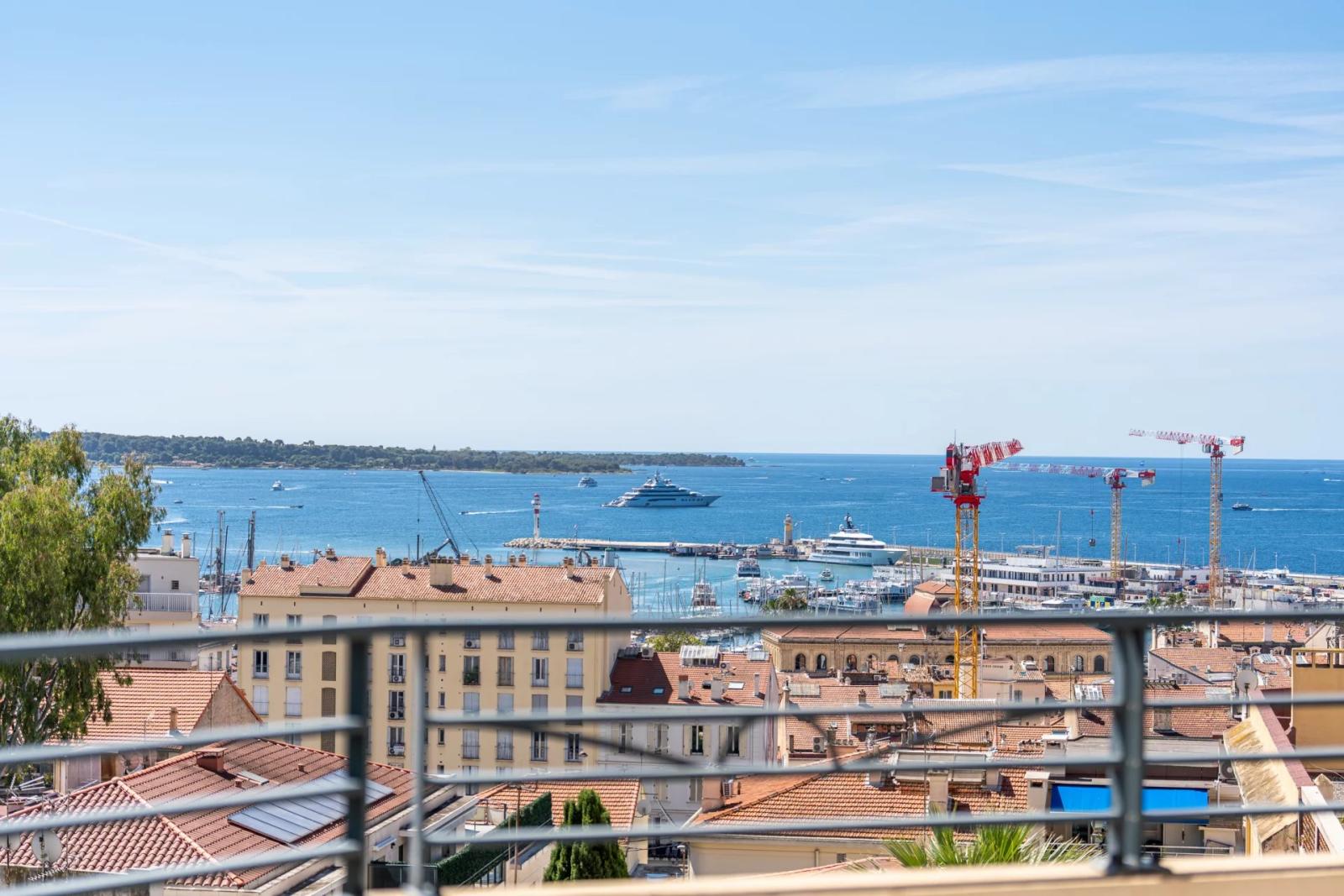 SUPERBE PENTHOUSE VUE MER PANORAMIQUE AVEC TRIPLE GARAGE CANNES CENTRE