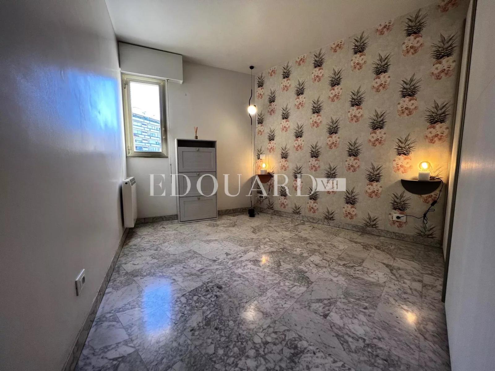 Joli deux pièces meublé à louer, en excellant état avec spacieux balcon et parking en sous-sol