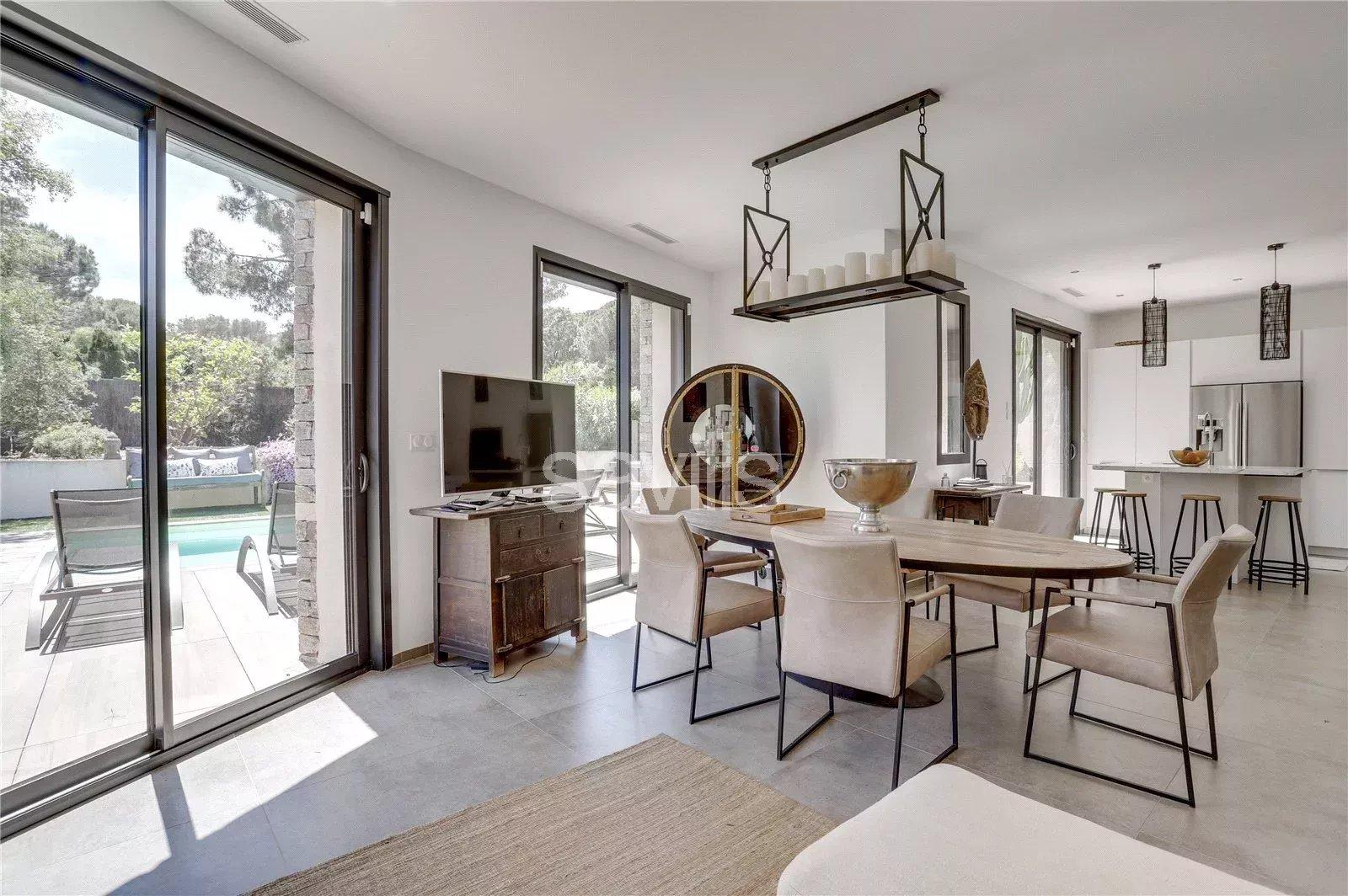 Villa à Saint-Tropez, située dans un domaine privé proche des plages.