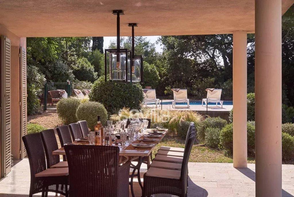 Une charmante villa surplombant le village de Saint-Tropez