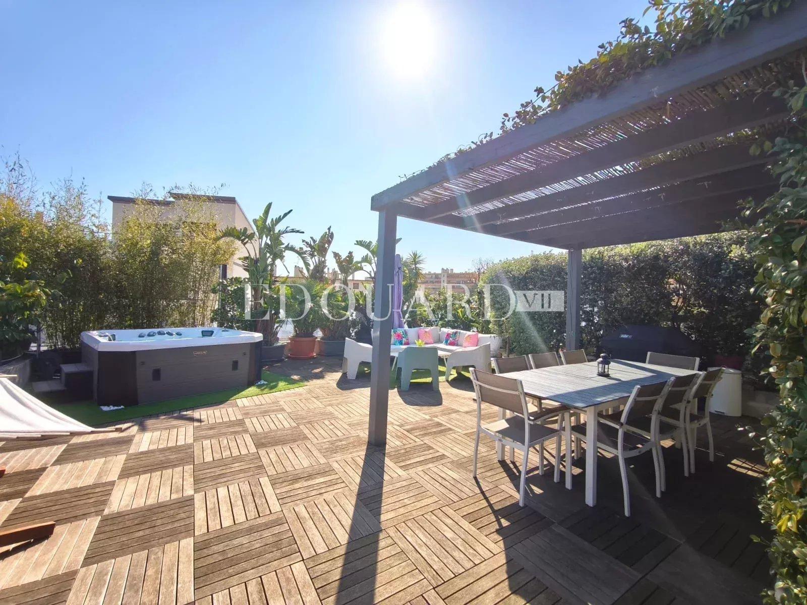 Sur la commune de Roquebrune Cap Martin, penthouse de 115 m²  avec grande terrasse et spectaculaire solarium