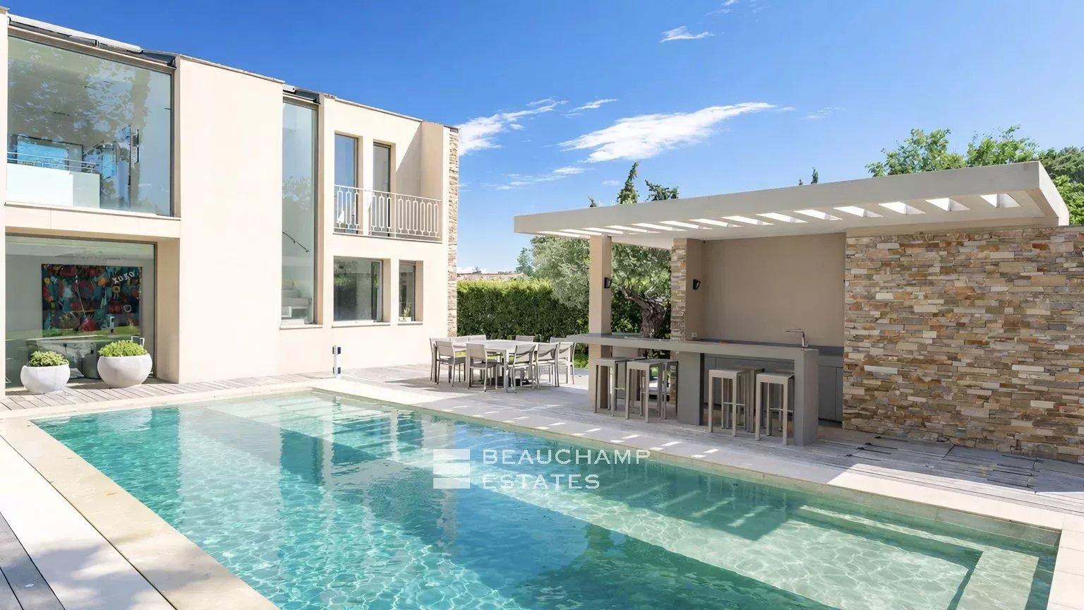 Sublime villa contemporaine à pied du centre de Saint-Tropez