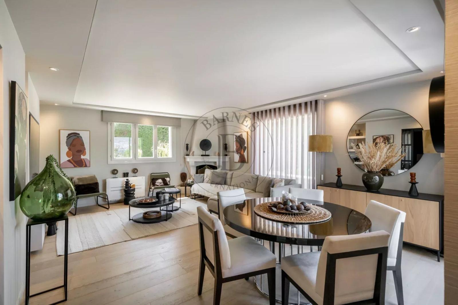 MOUGINS - VILLA DOMAINE FERME A PIED DES COMMERCES