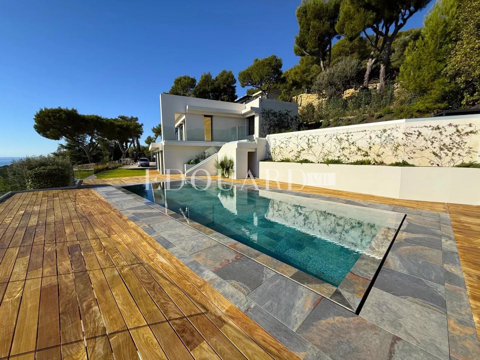Villa entièrement rénovée avec grandes terrasses, superbe vue mer panoramique et piscine