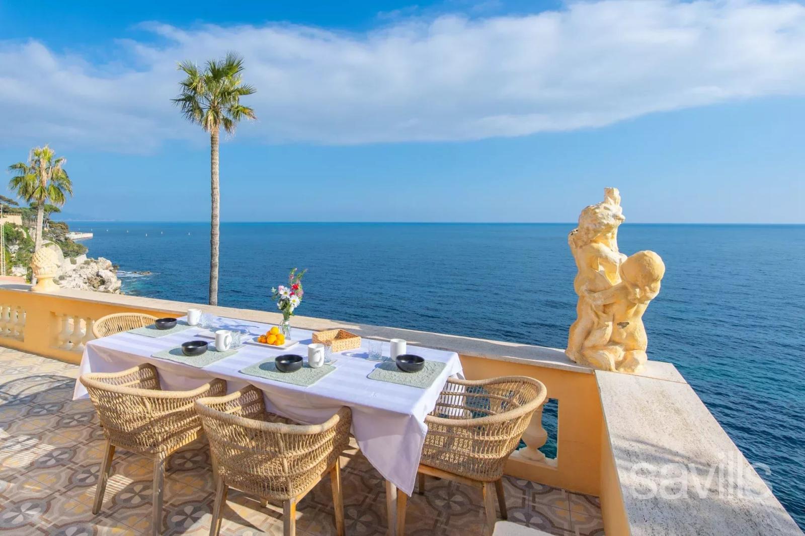 Magnifique penthouse proche de Monaco avec terrasses et vue mer