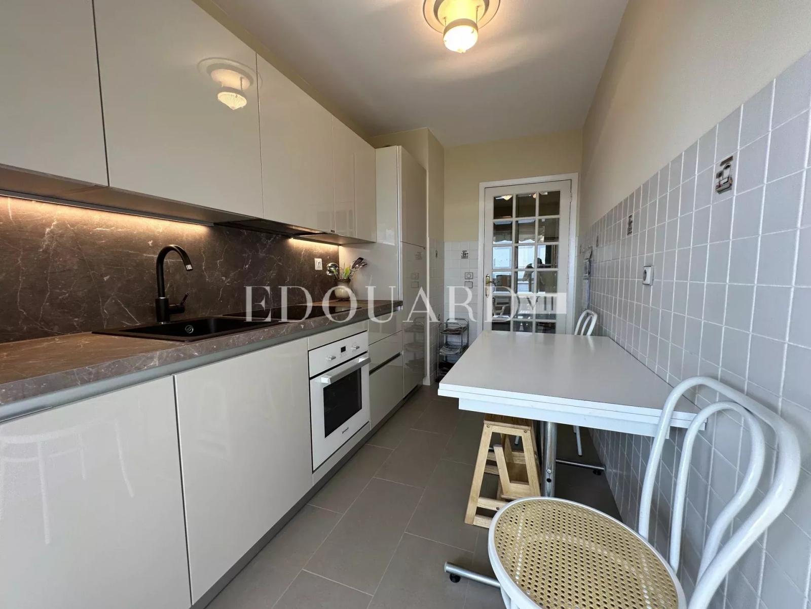 Deux pièces avec terrasse, belle vue mer et possibilité garage, dans un domaine privé au cœur du renommé quartier de Garavan