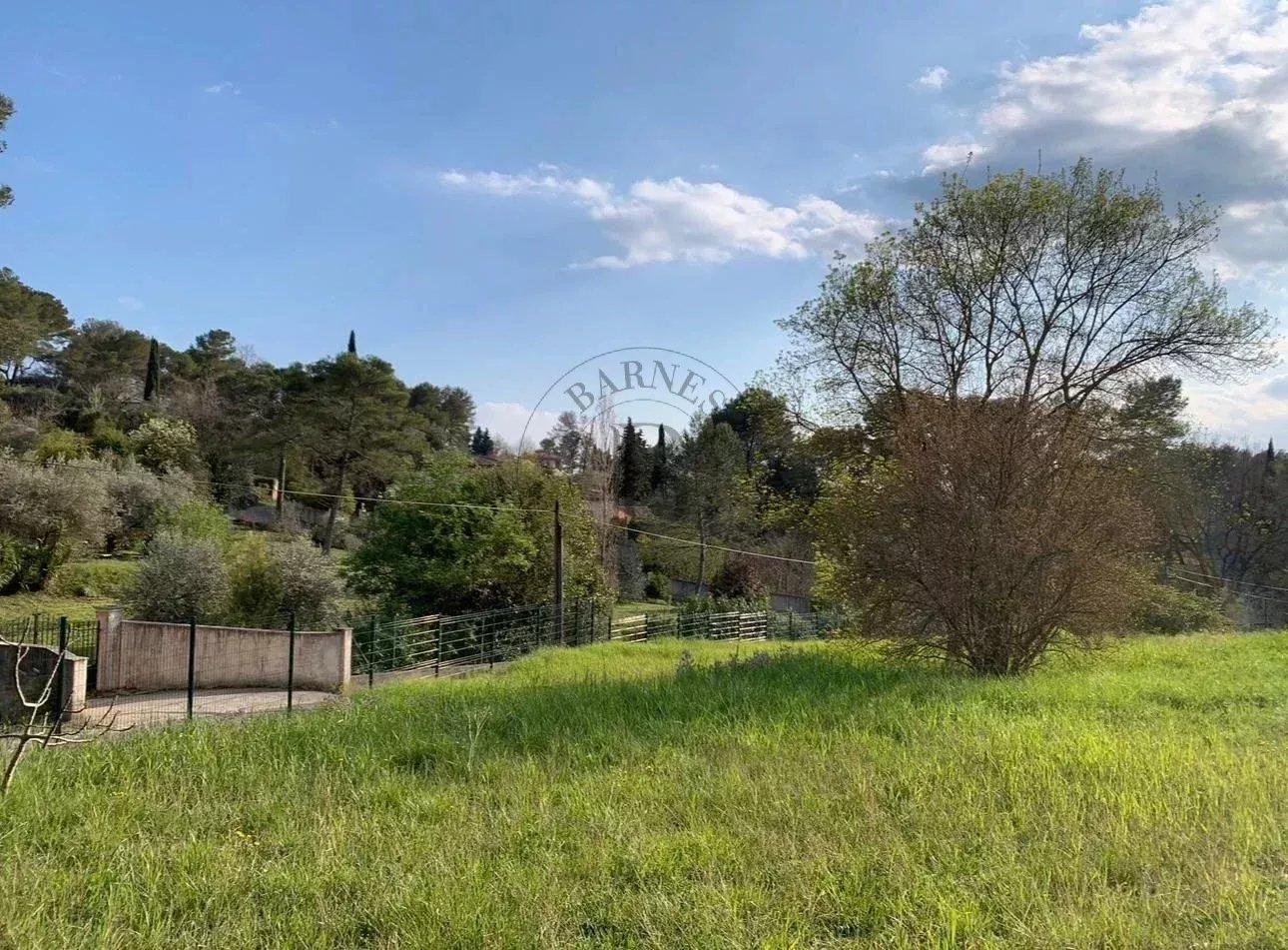 MOUGINS - TERRAIN CONSTRUCTIBLE - CALME ET VUE DÉGAGÉE