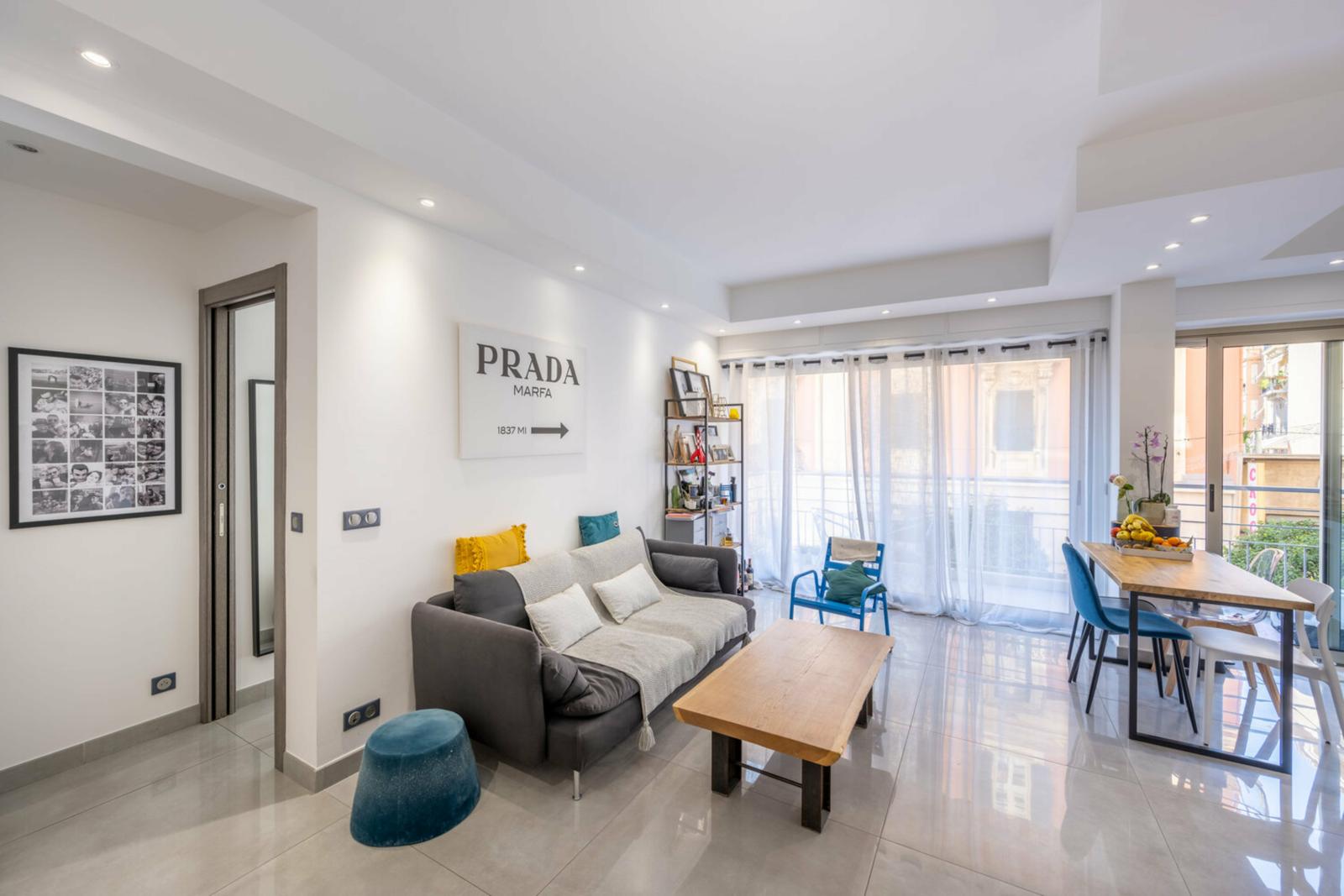 Appartement rénové dans un immeuble moderne au cœur de la Condamine