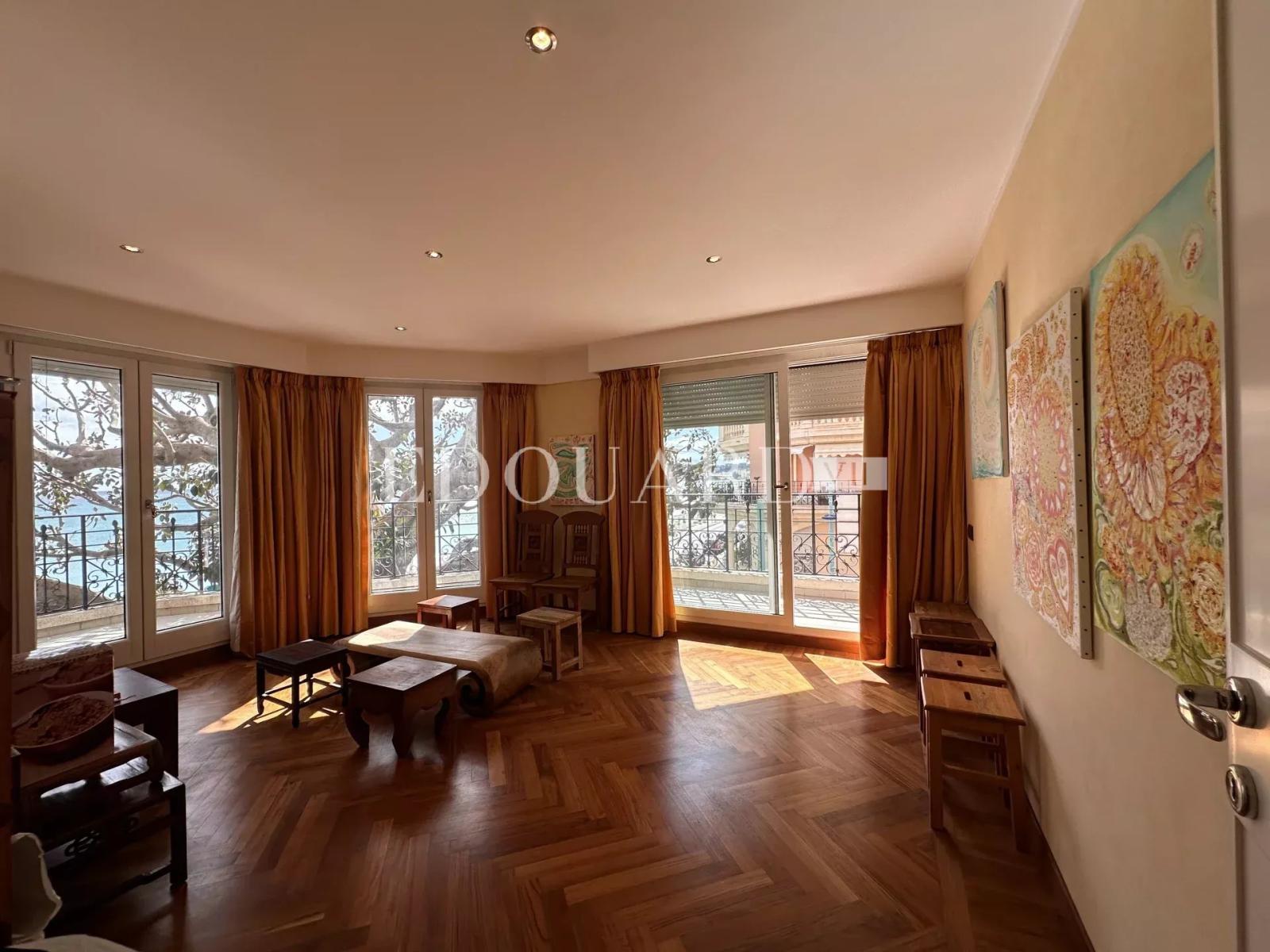 Dans résidence de luxe, deux pièces avec grande terrasse,  belle vue mer,  cave et parking en sous-sol