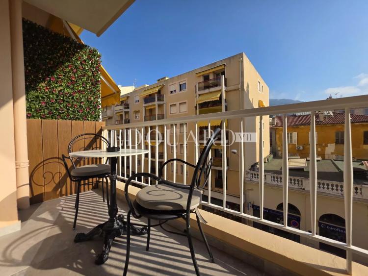 Petit deux pièces en excellent état avec terrasse, dans immeuble contemporain en plein centre de Menton