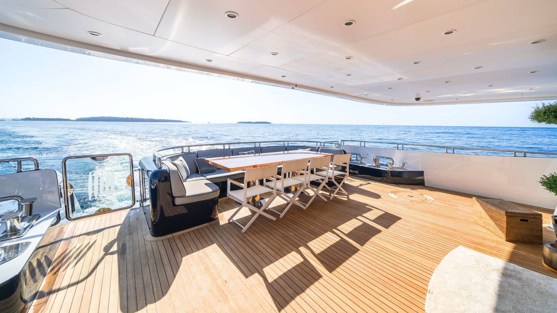 n5wH3_renovated_yacht_2024.jpg